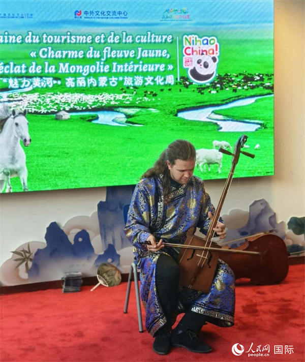 法國(guó)音樂(lè)家馬修·勒庫(kù)演奏馬頭琴。人民網(wǎng)記者 尚凱元攝