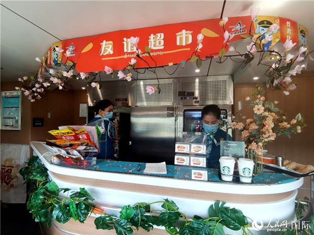 中老鐵路國(guó)際旅客列車?yán)锏摹坝颜x超市”。人民網(wǎng) 杜明明攝