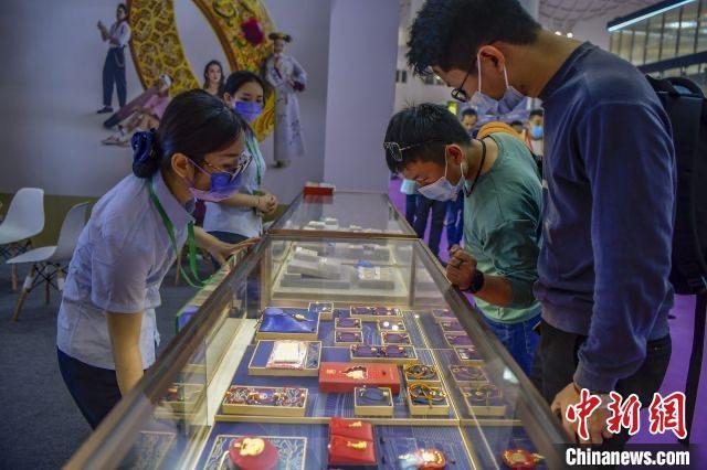 資料圖：民眾選購(gòu)金飾品。駱云飛 攝