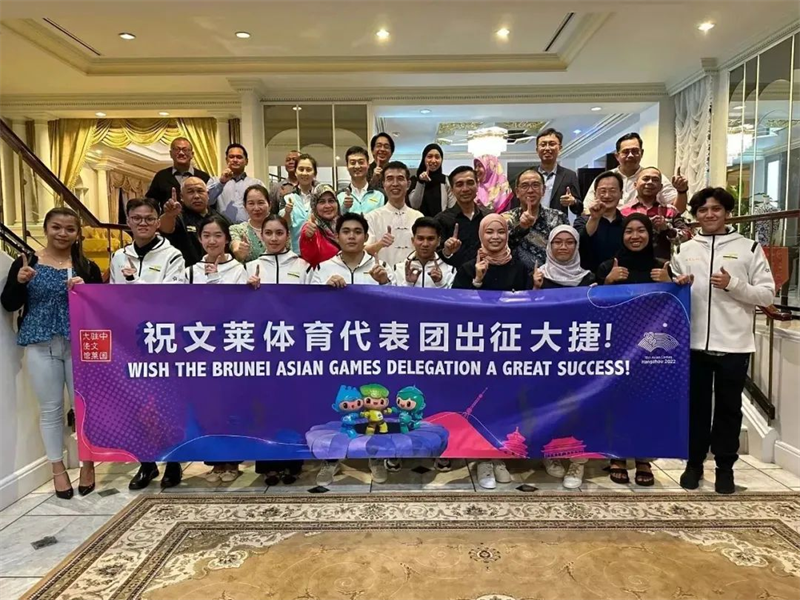 肖建國大使同參加歡送儀式的文方嘉賓、代表團成員等合影留念。圖片由使館提供