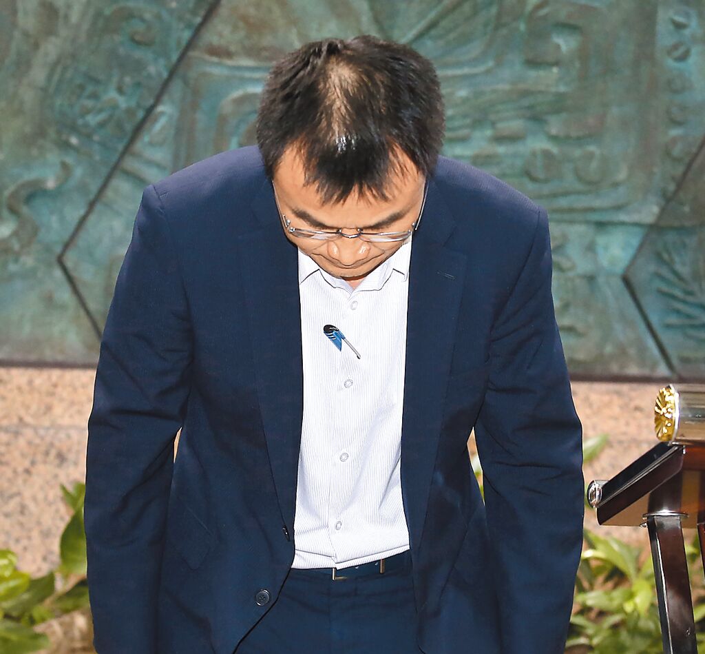 臺農(nóng)業(yè)部門負(fù)責(zé)人陳吉仲19日傍晚舉行記者會說明項(xiàng)目進(jìn)口雞蛋議題，當(dāng)日晚間8點(diǎn)在臉書上宣布辭職。 圖片來源：臺灣“中時新聞網(wǎng)”