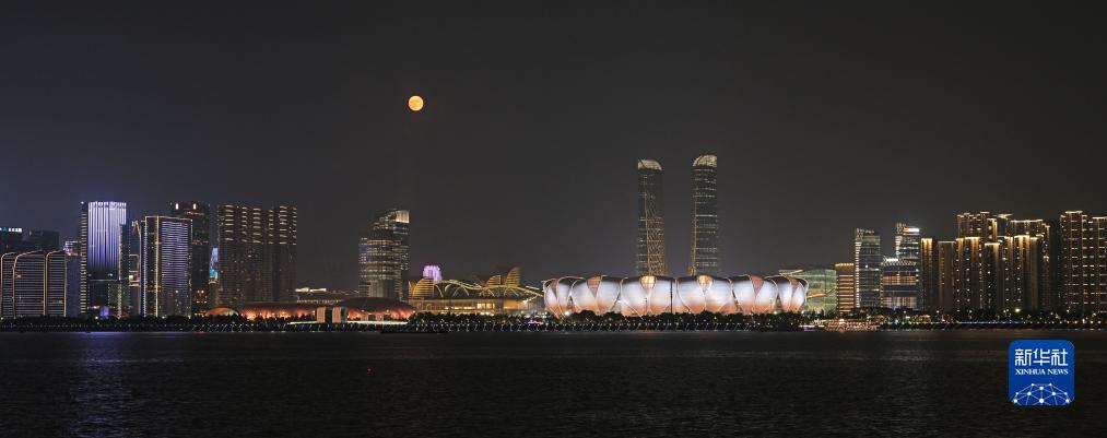 這是9月29日在杭州拍攝的杭州奧體中心體育場和滿月。新華社發(fā)（李忠攝）