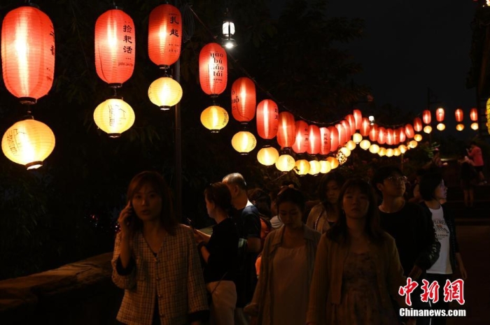 圖為游客夜游山城巷感受山城獨(dú)特魅力。<a target='_blank' href='/' ><p  align=