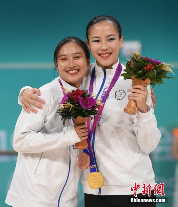 10月7日，杭州第19屆亞運(yùn)會(huì)輪滑項(xiàng)目女子花樣輪滑單人滑長節(jié)目決賽在錢塘輪滑中心舉行。結(jié)合短節(jié)目決賽成績，中國臺(tái)北選手洪筱晴(左)以94.38分的總成績奪得女子花樣輪滑單人滑冠軍，中國臺(tái)北選手張致如(右)獲得季軍。<a target='_blank' href='/'><p  align=