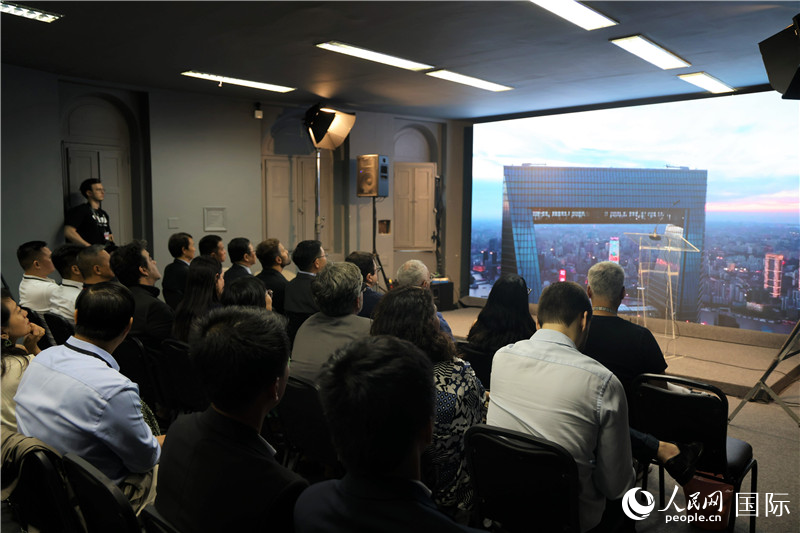 與會嘉賓在現(xiàn)場觀看“中國影視作品展播季”活動宣傳片。人民網(wǎng)記者 時元皓攝