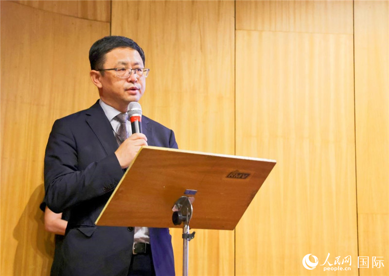中國駐里約熱內(nèi)盧總領(lǐng)事館商務(wù)參贊徐元勝發(fā)表致辭。人民網(wǎng)記者 陳海琪攝