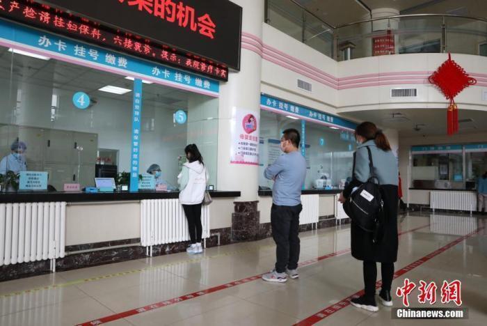 資料圖：市民在醫(yī)院門(mén)診大廳間隔排隊(duì)掛號(hào)。<a target='_blank' href='/'><p  align=