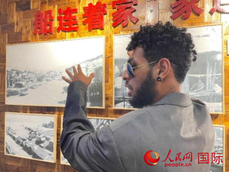 巴布亞新幾內(nèi)亞乒乓球國家隊隊員羅伊在福建省寧德市下歧村參觀。人民網(wǎng)記者 張榮攝