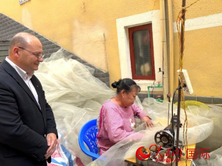 馬耳他瑪格麗特中學“中國角”教師馬丁·阿佐帕迪在福建省寧德市下歧村參觀。人民網(wǎng)記者 周雨攝