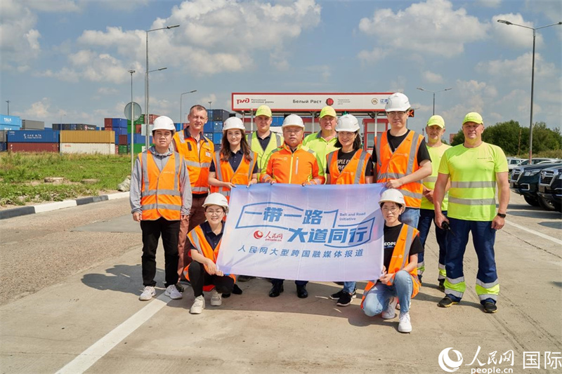 人民網(wǎng)記者在莫斯科別雷拉斯特物流中心采訪。