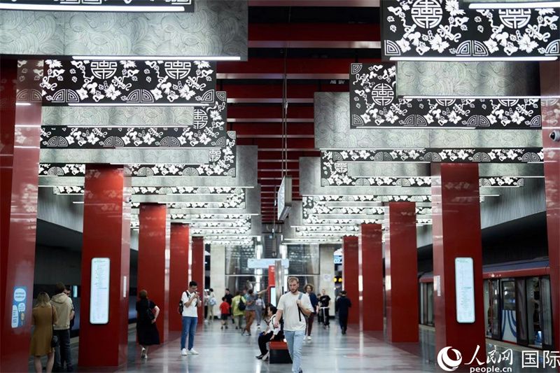 莫斯科米丘林大街地鐵站洋溢著濃郁的“中國風(fēng)”。人民網(wǎng)記者 馬天翼攝