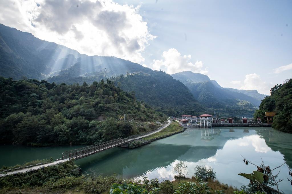 這是2022年11月8日拍攝的尼泊爾上馬相迪A水電站大壩。上馬相迪A水電站位于尼泊爾西部勒姆宗縣，2013年1月開工建設(shè)，2017年1月1日投入商業(yè)運(yùn)營(yíng)。該水電站投入運(yùn)營(yíng)以來(lái)，極大緩解了尼泊爾電力緊缺局面。新華社發(fā)（哈里·馬哈爾詹 攝）