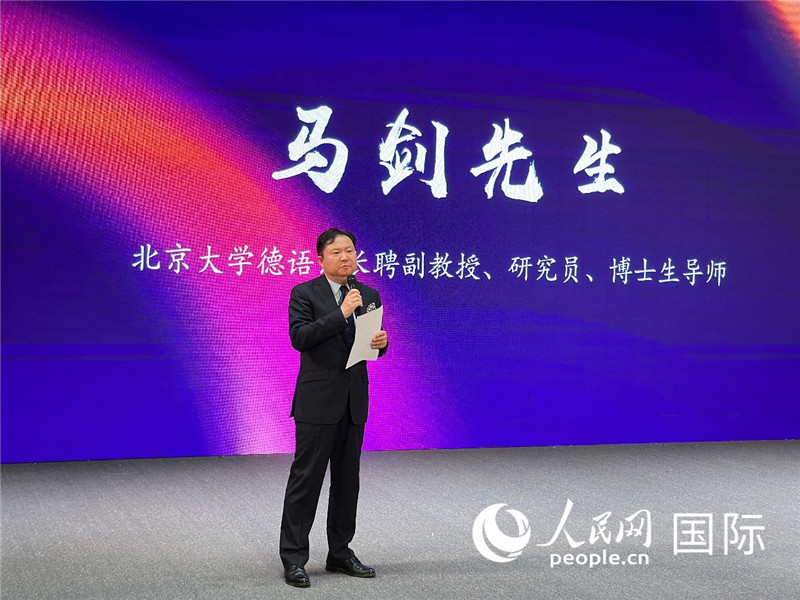 北京大學(xué)德語(yǔ)系長(zhǎng)聘副教授馬劍點(diǎn)評(píng)學(xué)生表現(xiàn)。（攝影：張麗鷗）