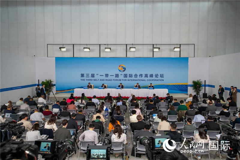 10月16日，第三屆“一帶一路”國際合作高峰論壇新聞中心在北京國家會議中心舉行首場吹風會，邀請自然資源部國際合作司和相關(guān)單位負責人介紹有關(guān)情況，并回答記者提問。人民網(wǎng)記者 翁奇羽攝