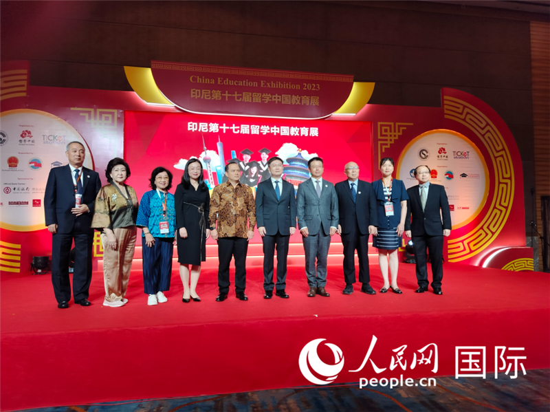 與會(huì)嘉賓合影。人民網(wǎng)記者  李培松攝