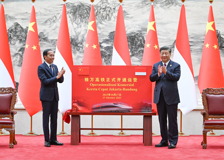 10月17日下午，國家主席習(xí)近平在北京人民大會堂同來華出席第三屆“一帶一路”國際合作高峰論壇并進(jìn)行國事訪問的印度尼西亞總統(tǒng)佐科舉行會談。會談后，兩國元首共同為雅萬高鐵正式開通運(yùn)營揭幕。