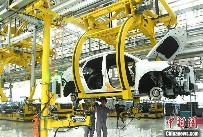 資料圖：汽車生產(chǎn)車間內(nèi)的工作人員正在組裝車輛。 <a target='_blank' href='/'><p  align=