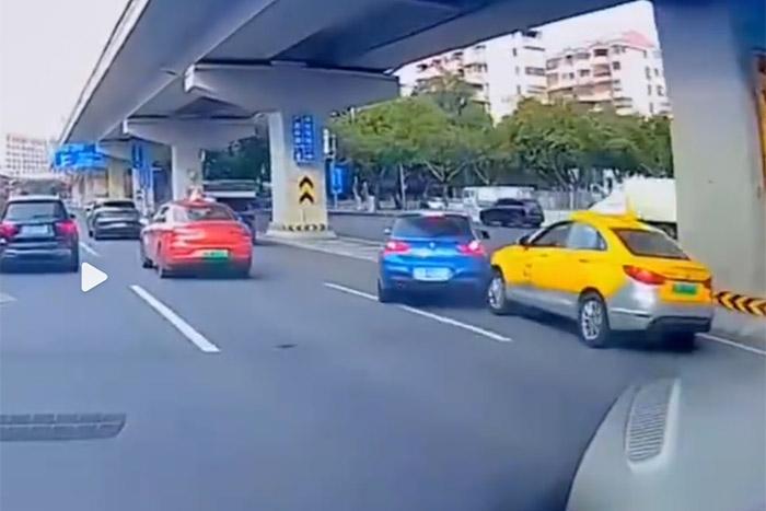 視頻截圖顯示，發(fā)生碰撞的剎那，出租車后方似乎確有車燈點(diǎn)亮。