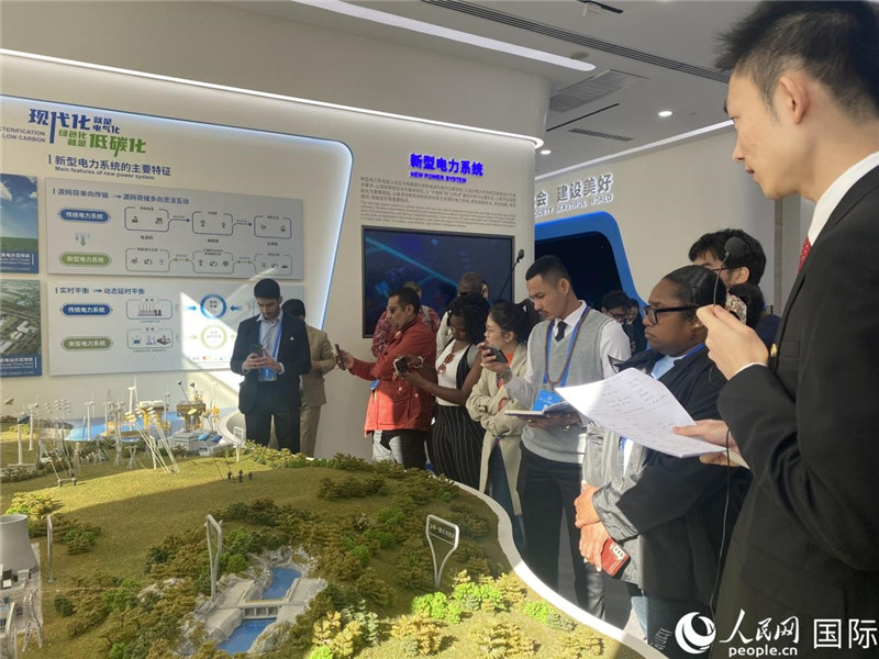 2023“一帶一路”媒體合作論壇聯(lián)合采訪團參訪中國能建。人民網(wǎng)記者 于洋攝