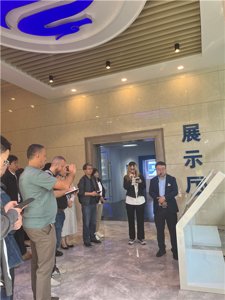 （在文瀾智谷中試產(chǎn)業(yè)基地，中外記者深入了解科技轉(zhuǎn)化情況 趙橙涔攝）