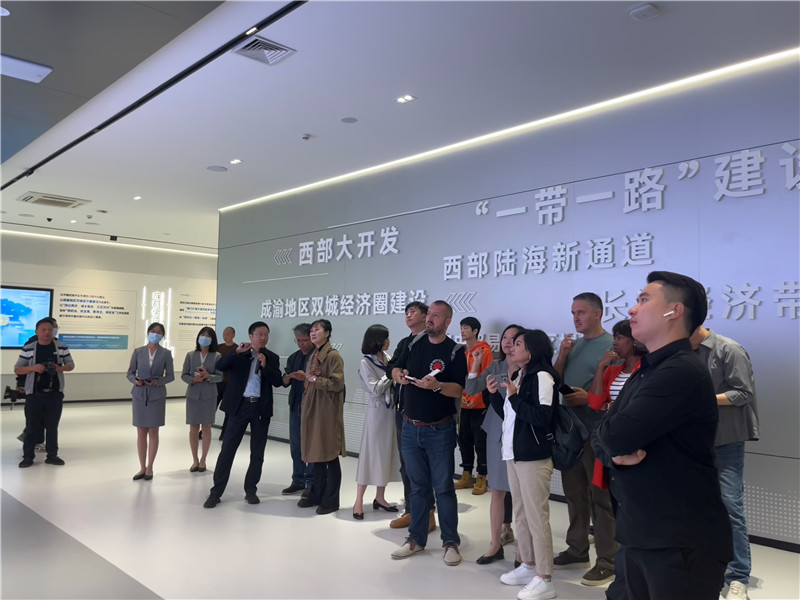 （成都國(guó)際鐵路港展廳，中外記者邊聽(tīng)邊記，了解成都國(guó)際鐵路港運(yùn)行情況 趙橙涔攝