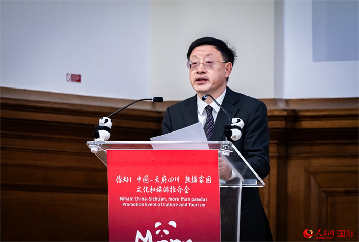 四川省文化和旅游廳廳長戴允康作文化旅游推介。人民網(wǎng) 郭錦標攝