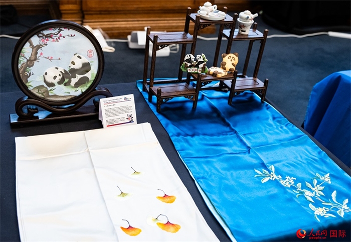 活動現(xiàn)場的現(xiàn)場文創(chuàng)展、互動體驗區(qū)、非遺區(qū)展示。人民網(wǎng) 郭錦標攝