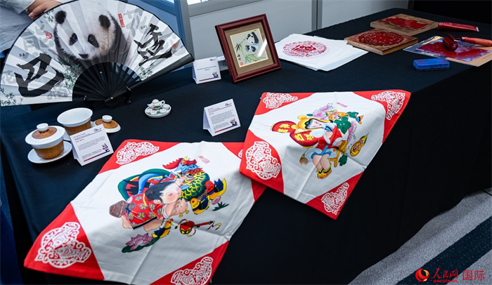 活動現(xiàn)場的現(xiàn)場文創(chuàng)展、互動體驗區(qū)、非遺區(qū)展示。人民網(wǎng) 郭錦標攝
