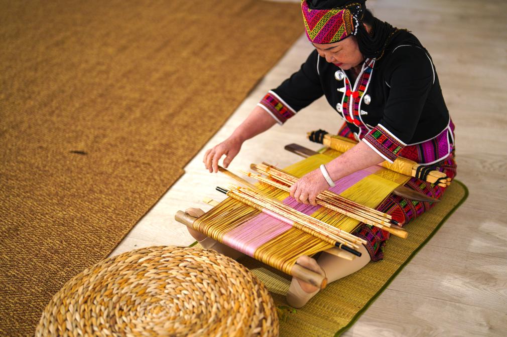 4月17日，黎族傳統(tǒng)紡染織繡技藝國家級代表性傳承人劉香蘭在2023年意大利米蘭設(shè)計周上展示黎錦織造技藝。新華社發(fā)
