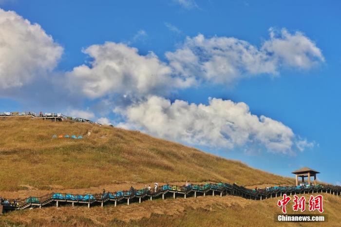 資料圖：圖為江西武功山高山草甸旁的登山步道，游客在登山。 劉力鑫 攝