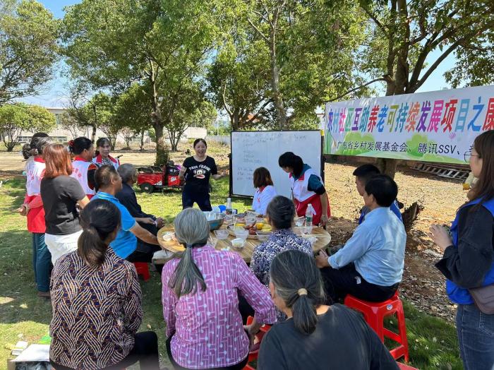 10月23日，廣東韶關農村的互助養(yǎng)老探索，結合仁化縣董塘鎮(zhèn)新龍村的重陽節(jié)活動，將村支書、婦女主任、項目管理人員、新龍村助老員、村民志愿者、健康熱心的老人聚集在一起。 受訪者供圖