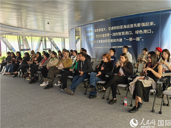 外媒記者探訪天津港北疆港區(qū)C段智能化集裝箱碼頭。人民網(wǎng)記者 符園園攝