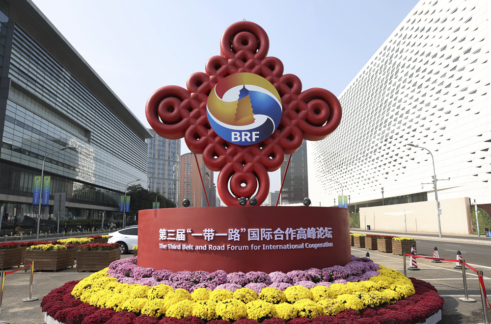 這是在北京國(guó)家會(huì)議中心附近拍攝的“一帶一路”國(guó)際合作高峰論壇景觀布置（2023年10月17日攝）。新華社記者 陳斌 攝