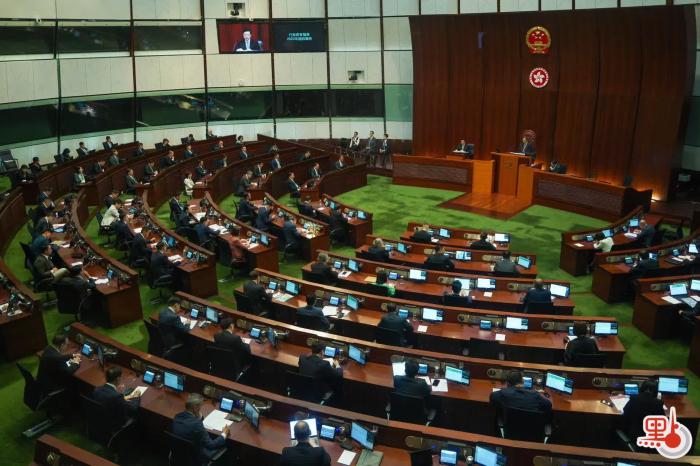 李家超在立法會(huì)宣讀新一份施政報(bào)告。圖片來(lái)源：香港“點(diǎn)新聞” 麥鈞杰 攝