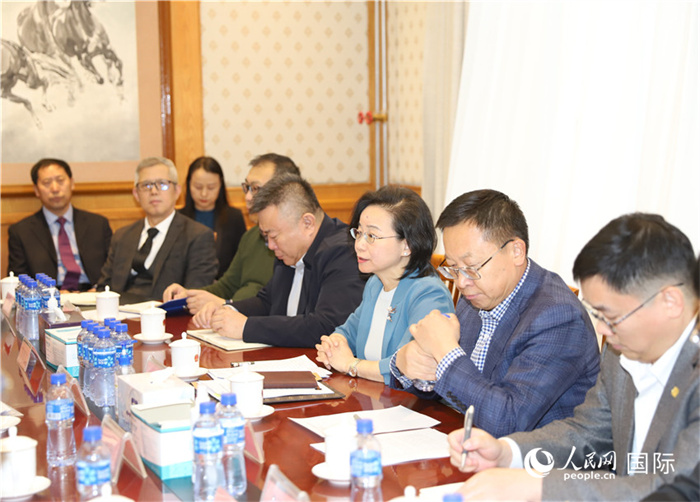 1.2023年10月30日，沈敏娟（右三）大使與中企代表座談。人民網(wǎng)記者 霍文攝