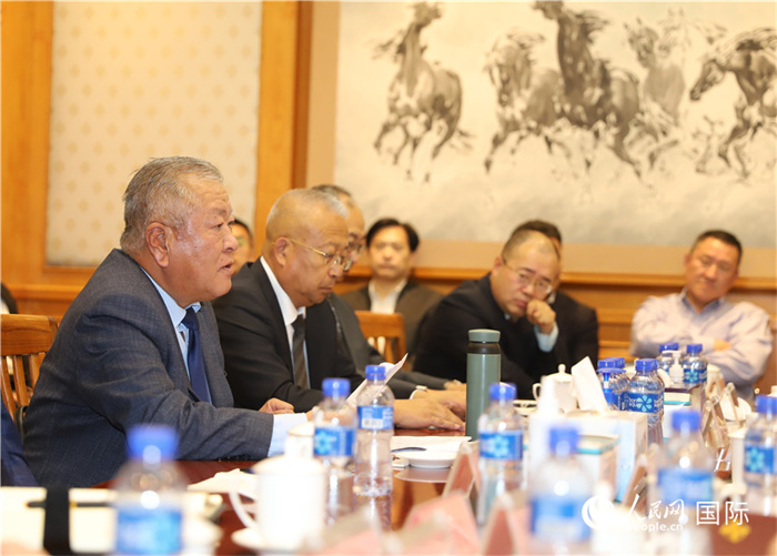 2.2023年10月30日，張義波（左一）會(huì)長匯報(bào)商會(huì)工作情況。人民網(wǎng)記者 霍文攝