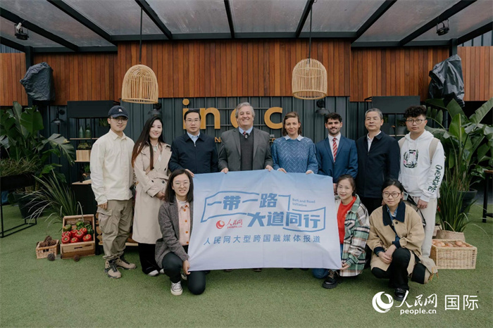 在烏拉圭第118屆普拉多牧農(nóng)業(yè)國際博覽會上，烏拉圭國家肉類協(xié)會主席與人民網(wǎng)記者合影。人民網(wǎng)記者 張若涵攝