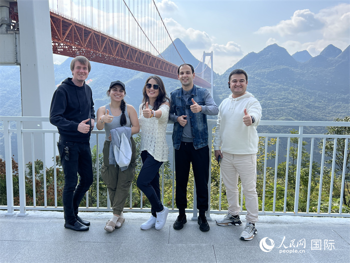 歐亞國家記者在壩陵河大橋下合影，并給大橋“點贊”。人民網(wǎng) 花放攝