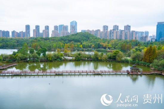 秋日時節(jié)，觀山湖公園景色美不勝收。人民網 陽茜攝
