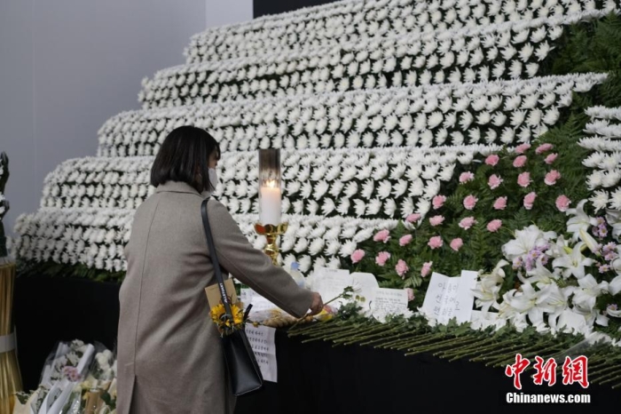當(dāng)?shù)貢r(shí)間11月1日23時(shí)45分許，韓國(guó)民眾在位于首爾廣場(chǎng)的集體焚香所悼念梨泰院踩踏事故遇難者。 <a target='_blank' href='/'><p  align=