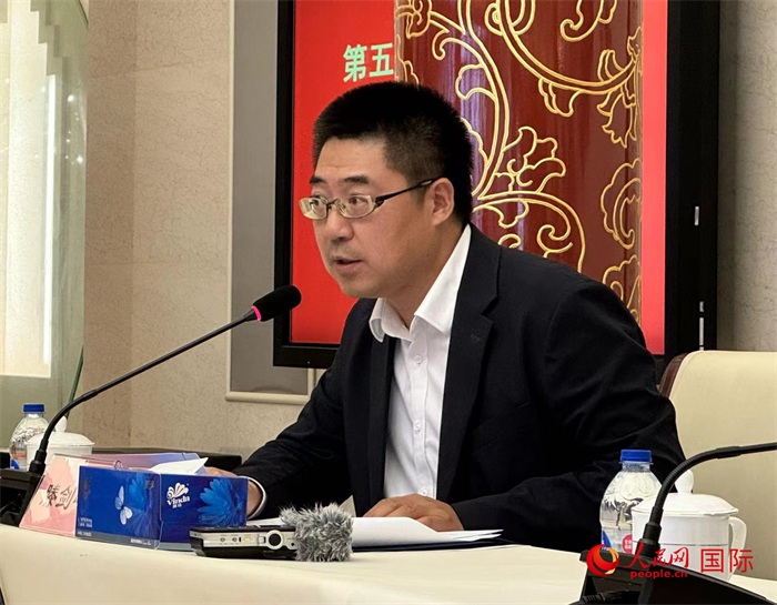 10月31日，歐美同學(xué)會副秘書長滕劍峰在第五屆中法文化論壇媒體吹風(fēng)會上講話。（人民網(wǎng) 謝瑩攝）