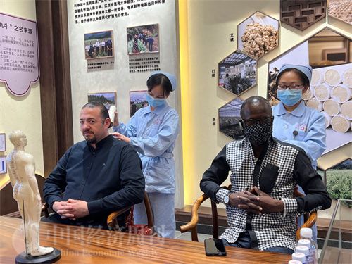   （外媒記者爭先恐后體驗艾灸，直呼神奇。中國經(jīng)濟周刊記者 郭志強 攝）