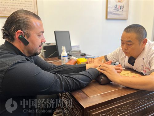   （外媒記者走進中醫(yī)堂，問診中醫(yī)名師。中國經(jīng)濟周刊記者 郭志強攝）