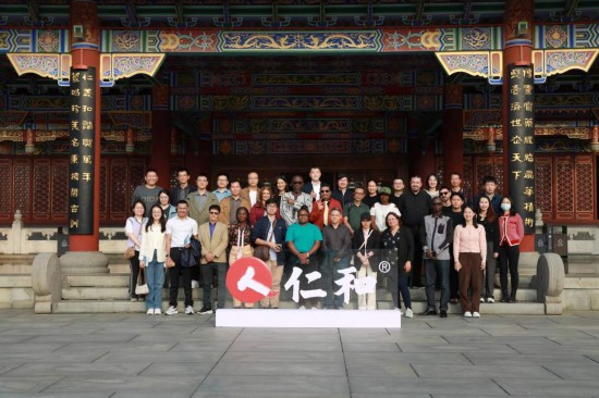 2023“一帶一路”媒體合作論壇聯(lián)合采訪團(tuán)參觀仁和集團(tuán)。（受訪者供圖）
