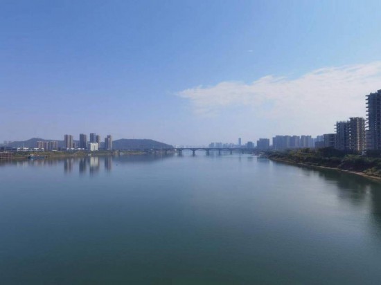 　　10月24日，在清水塘大橋景觀通道上拍攝的湘江景色。本報(bào)記者 常雯宜攝