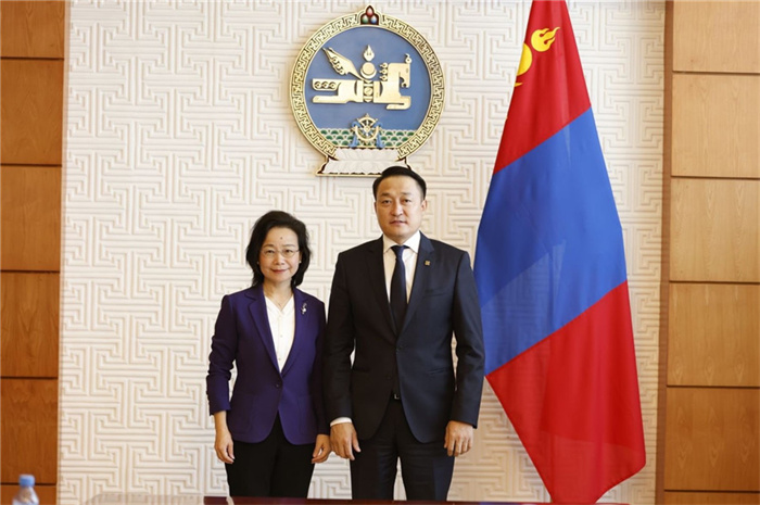 10月31日，中國駐蒙古國大使沈敏娟到任拜會蒙政府辦公廳主任兼蒙古人民黨總書記阿瑪爾巴伊斯格楞（右）。中國駐蒙古使館供圖