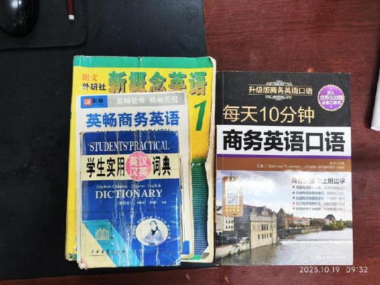   胡振興學(xué)習(xí)英語(yǔ)所用的資料。（圖片由受訪者提供）