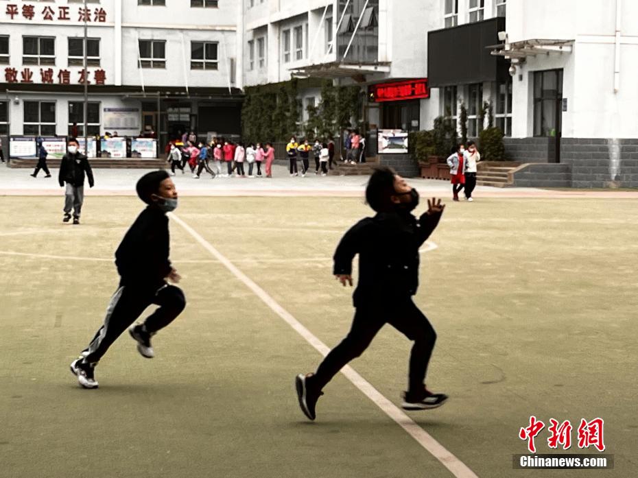 資料圖：學(xué)生們在課間玩耍。