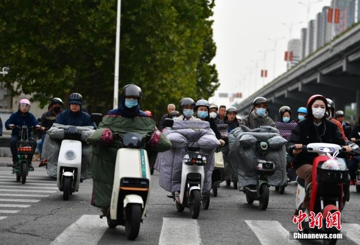 11月3日，河北石家莊迎降溫天氣，市民“捂”裝出行。 <a target='_blank' href='/'><p  align=