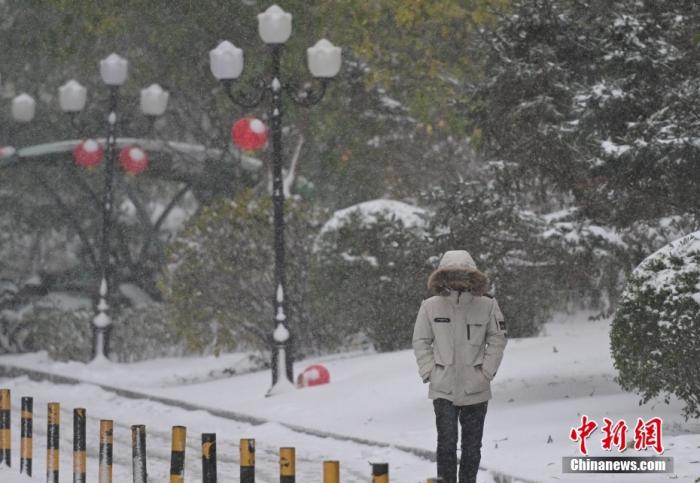 圖為市民在雪中出行。 <a target='_blank' href='/' ><p  align=